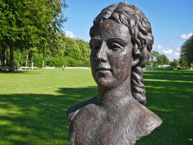 Sissi buste