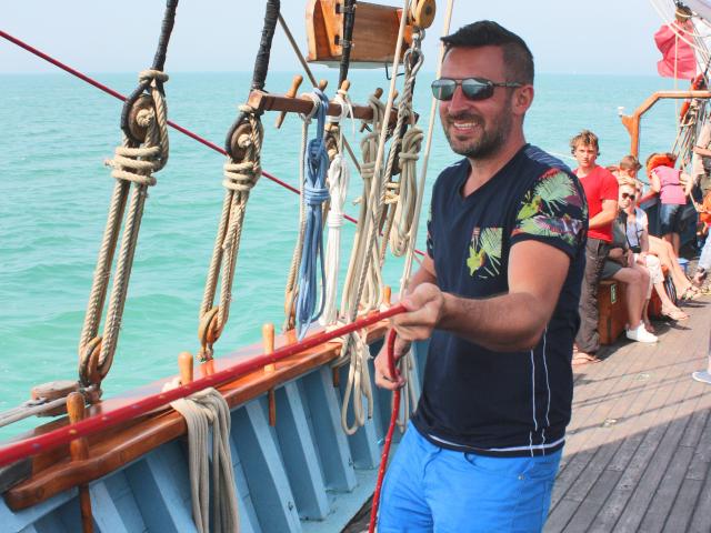 Zeetocht in een oude zeilboot