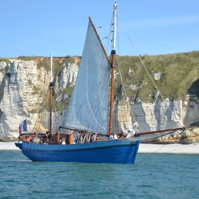 N°32 Tante Fine Devant Etretat 2 Zeetocht in een oude zeilboot