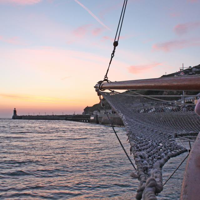 Nr. 35 Les Phares Au Couchant Ausflug auf dem Meer mit einer alten Takelage